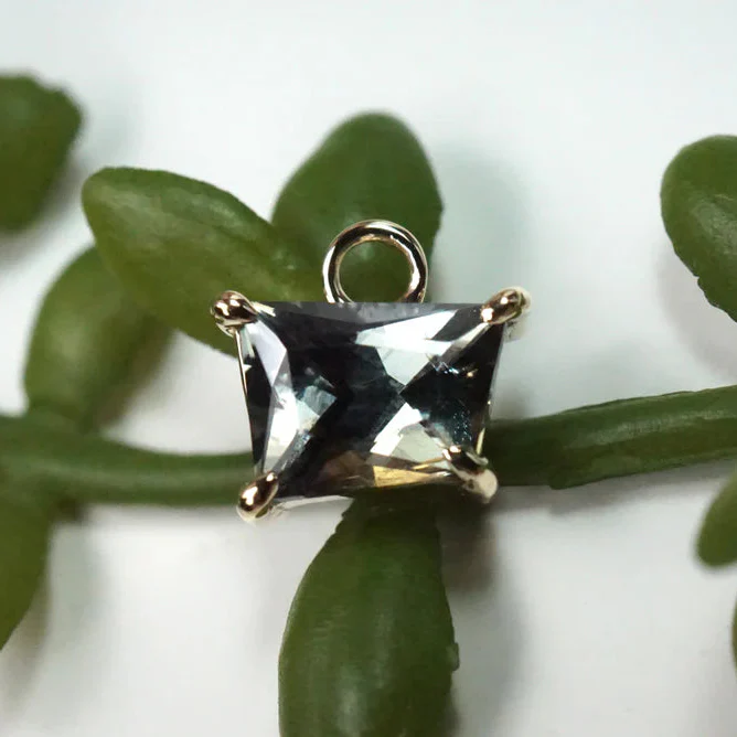 Modern Mood Limited Edition - Freeform Sapphire Claw Set Solitaire Charm - Lot 1